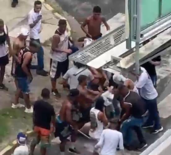 Foto de indivíduos uniformizados brigando nas ruas de Recife