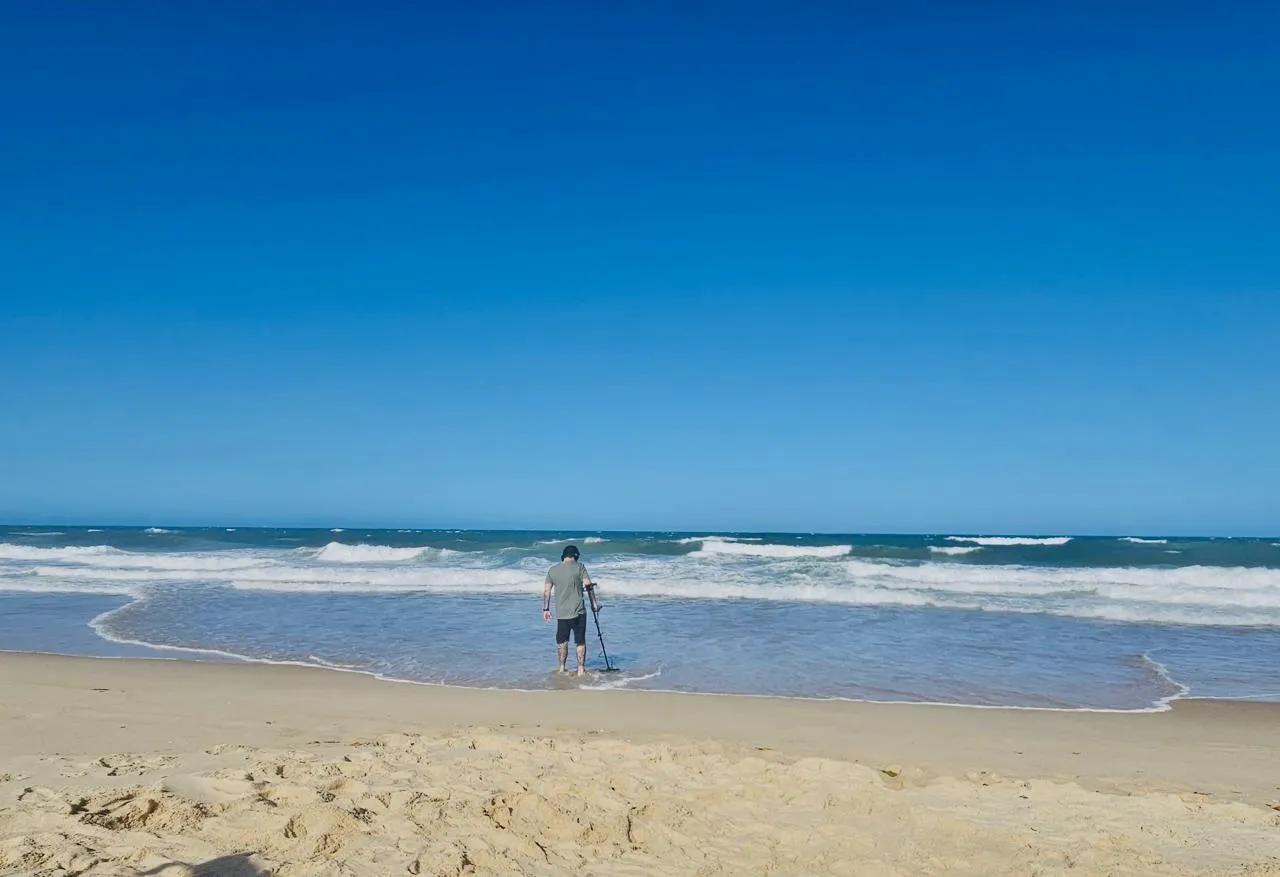 Maré baixa facilita o trabalho da busca por objetos na praia