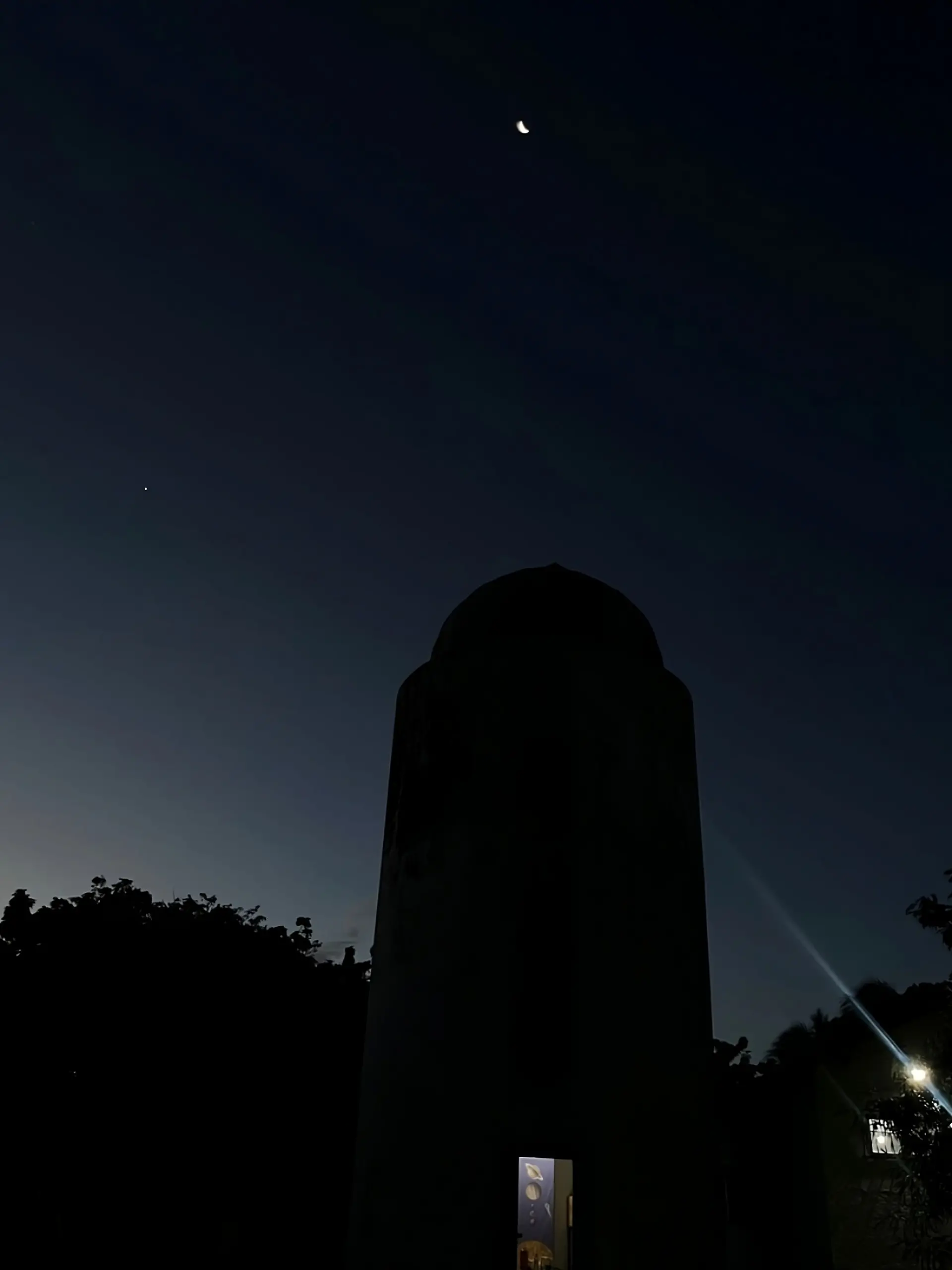 Imagem do planeta Vênus, à esquerda, próximo da Lua, acima, no Observatório Astronômico Otto de Alencar