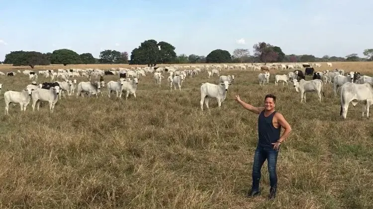 Leonardo mostra a criação de gado na fazenda Talismã