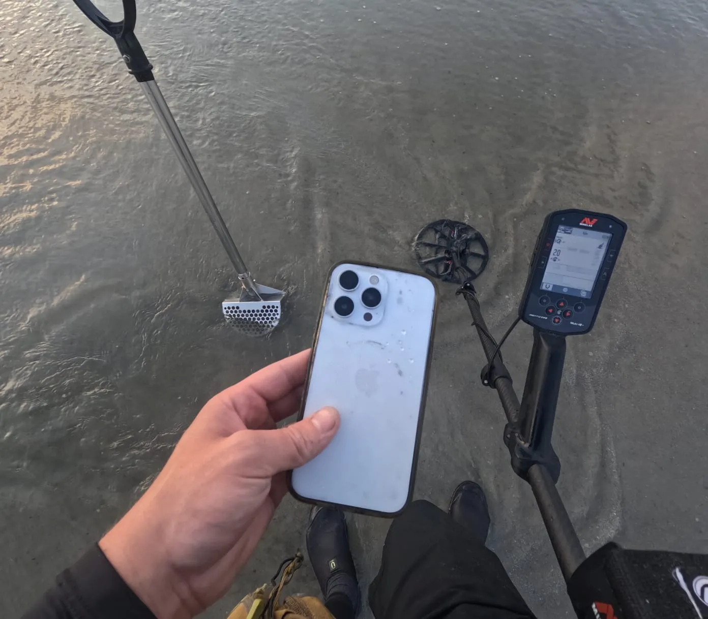 Aparelho celular foi encontrado por detector de metal em praia