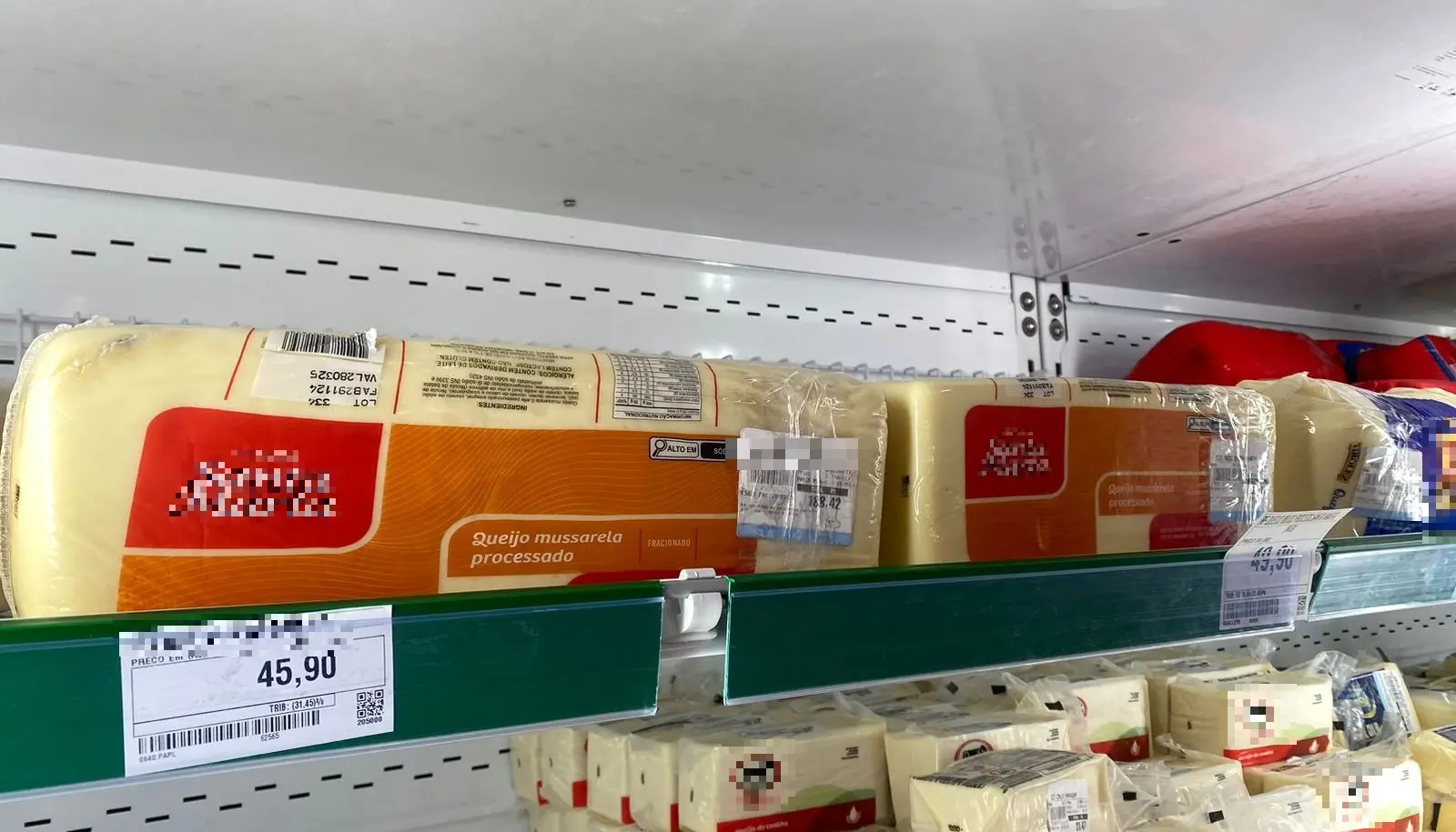 imagem mostra prateleira de supermercados com possíveis queijos fakes, que são muçarelas processadas com aditivos