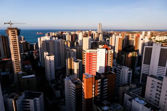 Vista aérea de edifícios próximos ao mar em Fortaleza