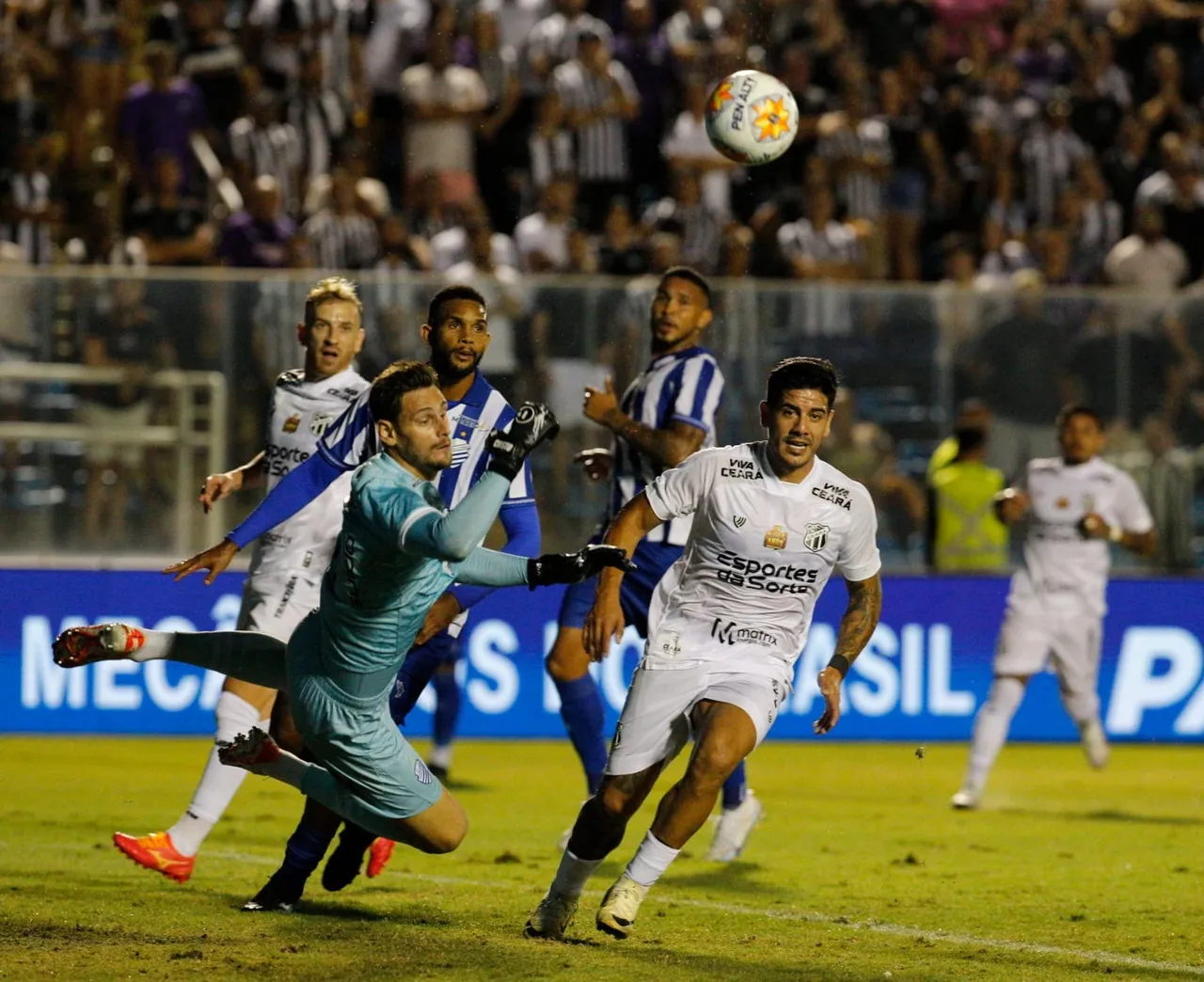 Recalde foi um dos reserva em campo pelo Ceará e teve chances de marcar