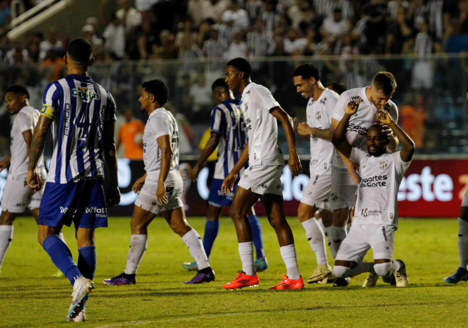 Foto de Dieguinho, jogador do Ceará, durante jogo contra o CSA na Copa do Nordeste 2025