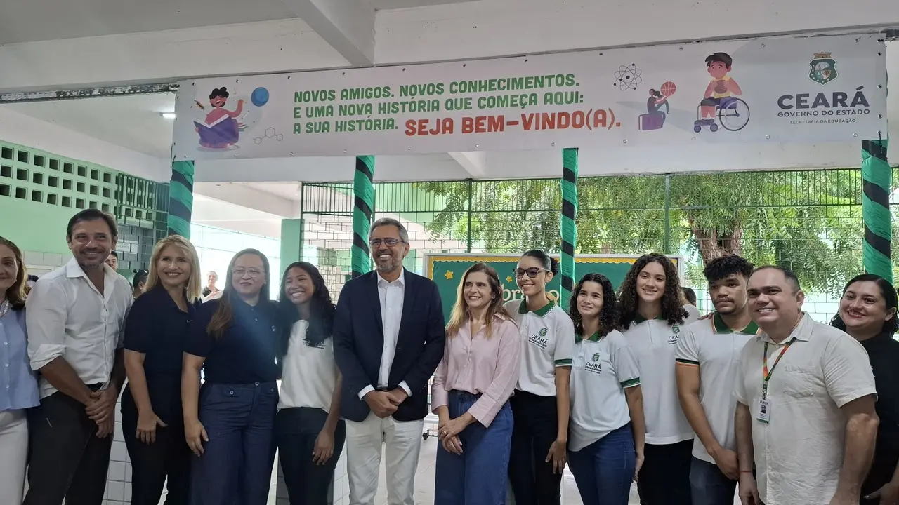 Governador visitou as instalações de uma escola pública no retorno das atividades de ensino em 2025