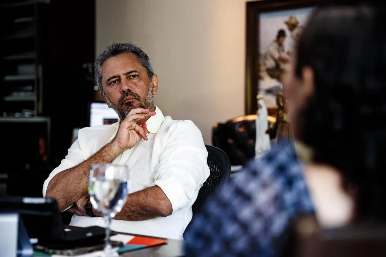 Governador Elmano de Freitas em entrevista