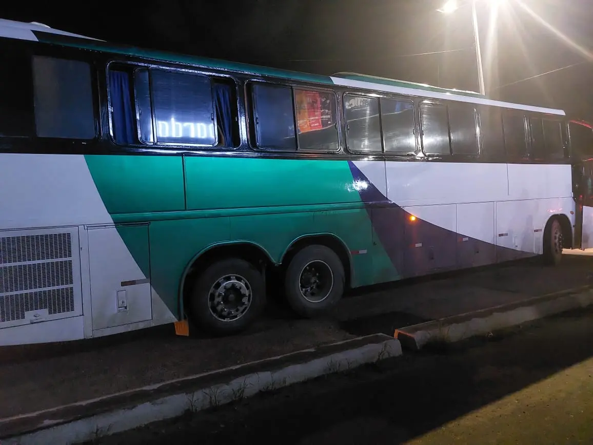 Policiais militares escoltavam ônibus de torcida do CSA quando visualizaram grupo armado com artefatos e pedras para cometer ação criminosa