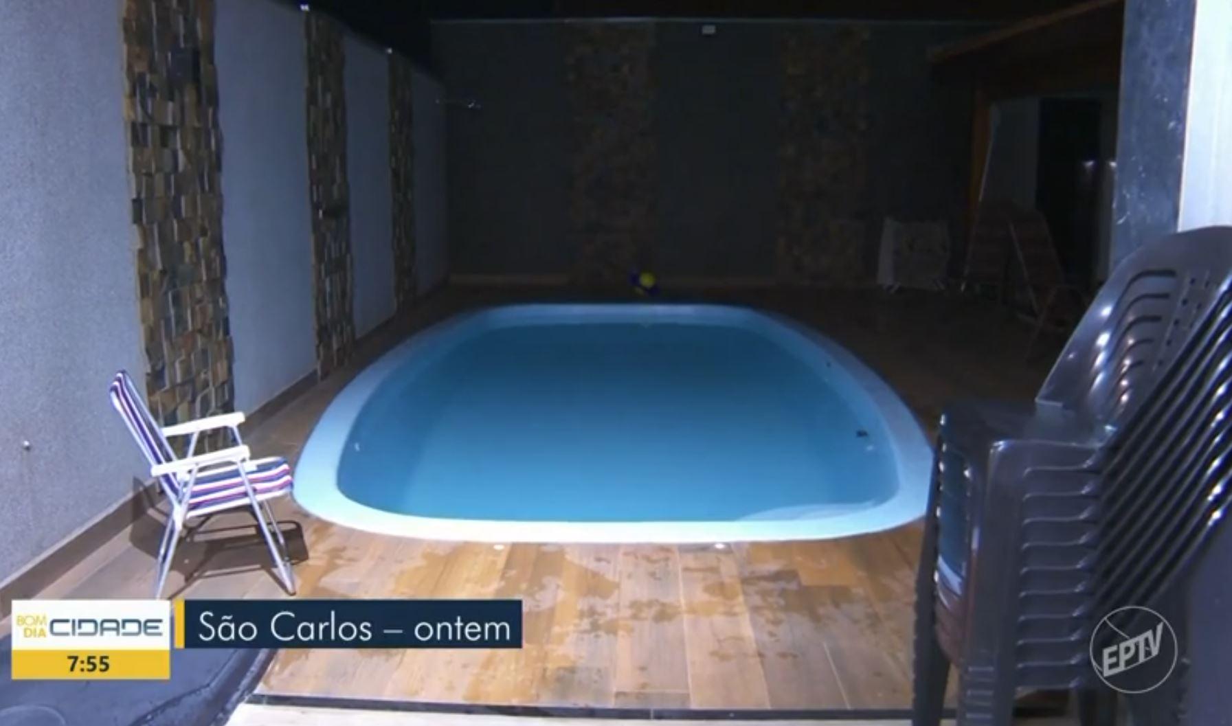 reprodução de cena de telejornal mostrando piscina