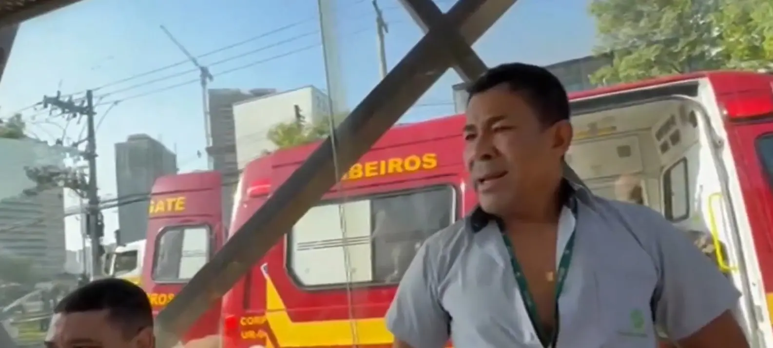 Motorista do ônibus atingido por queda de avião em SP chora ao falar sobre o acidente: 'Salvei todo mundo'
