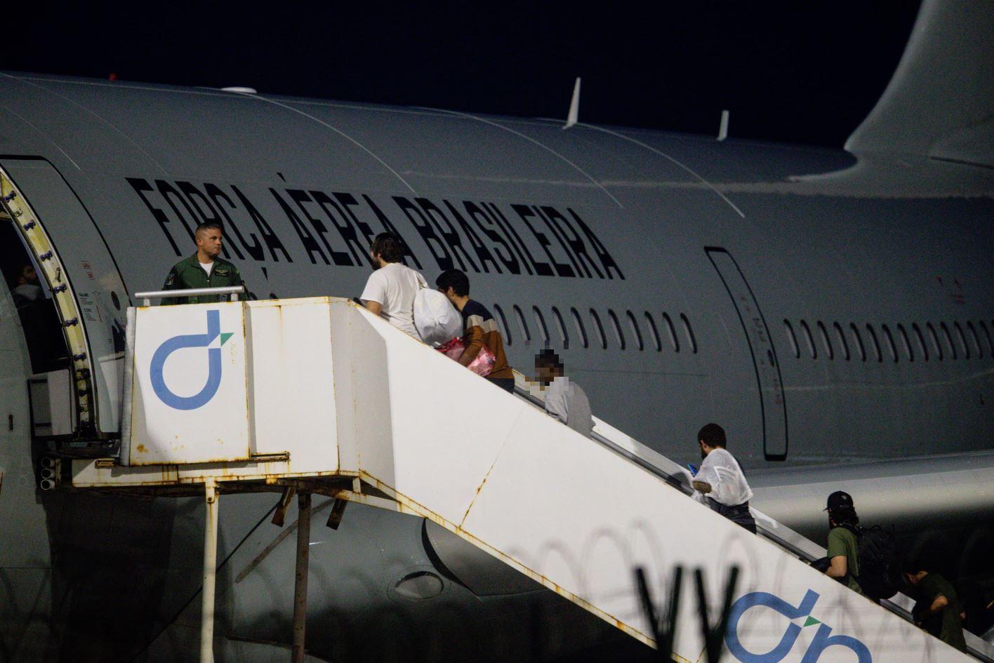 brasileiros deportados entram em avião da FAB no aeroporto de Fortaleza