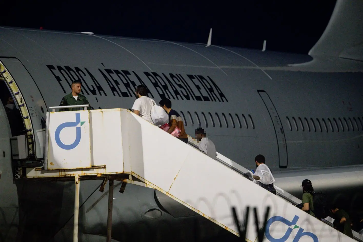 brasileiros deportados entram em avião da FAB no aeroporto de Fortaleza