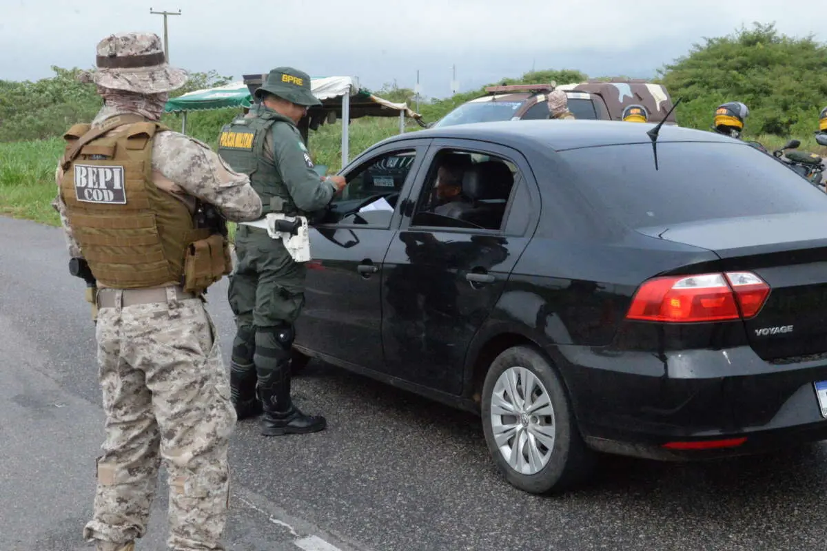 Policiais dos dois estados realizam abordagens nas estradas em busca de foragidos e de apreender ilícitos