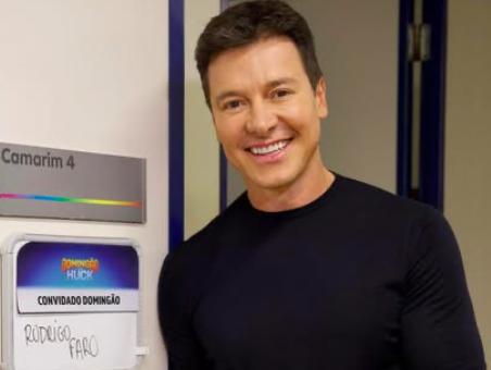 Rodrigo Faro posa em frente ao Camarim 4 do Domingão com Huck