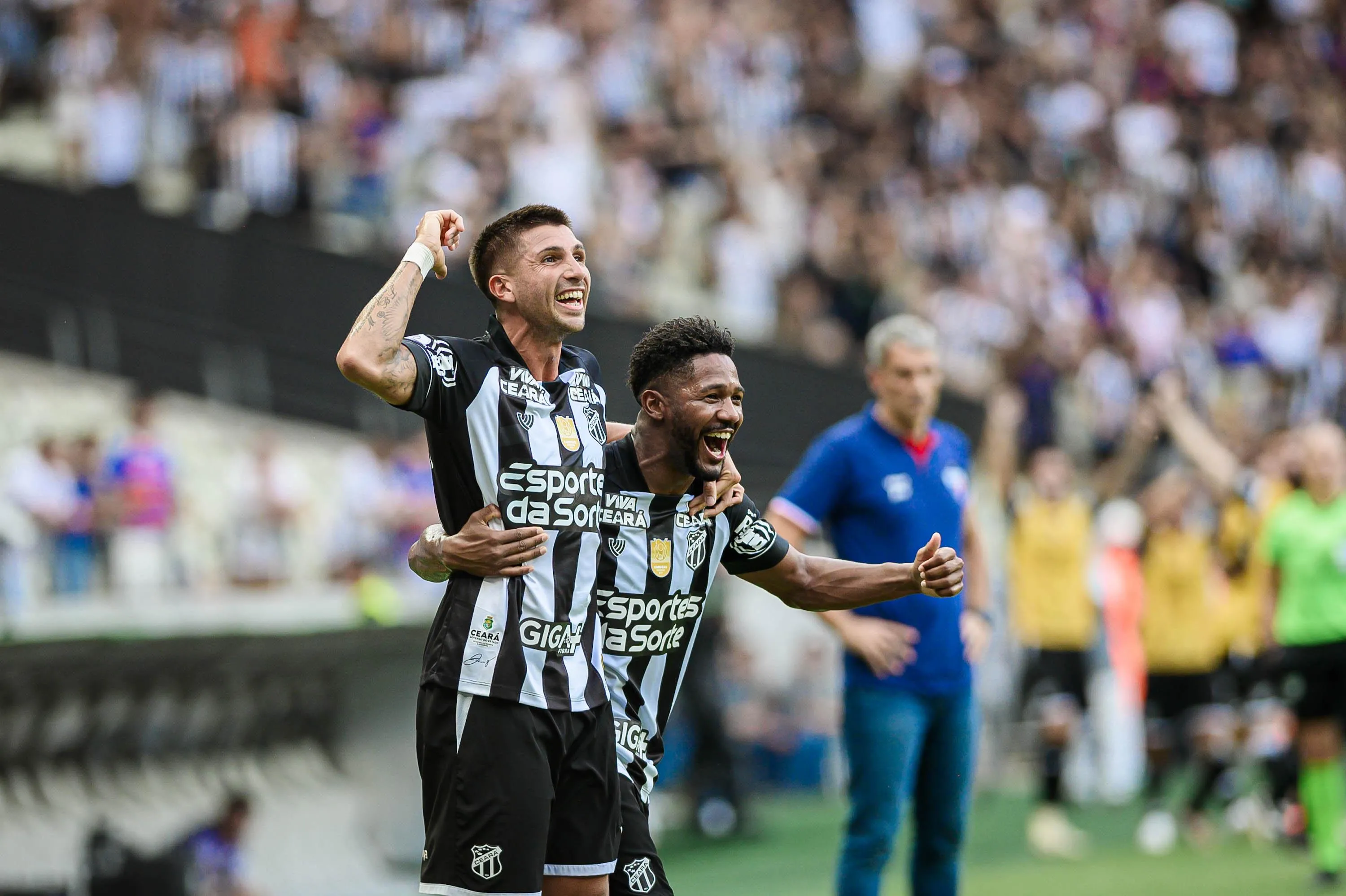 Lucas Mugni abriu o placar para o Ceará após uma linda cobrança de falta