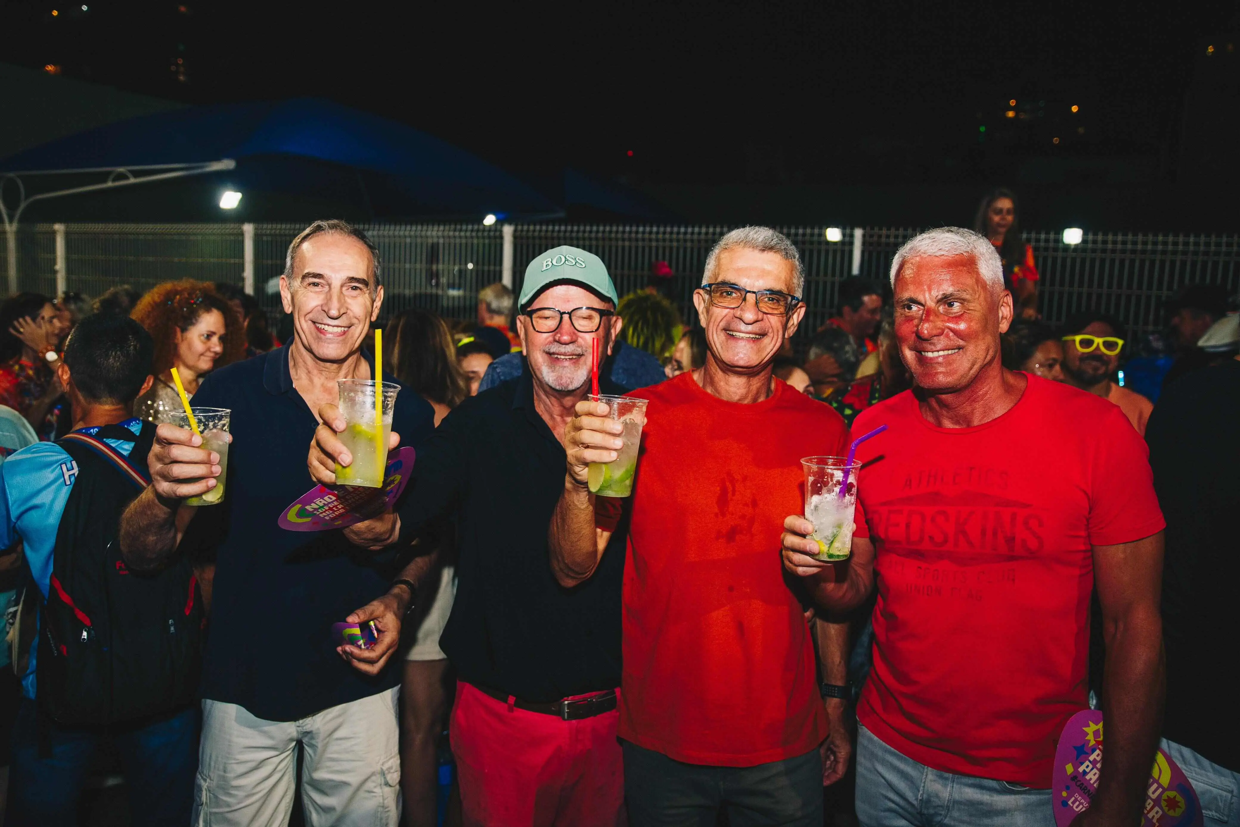 Grupo de amigos franceses em degustação de caipirinha