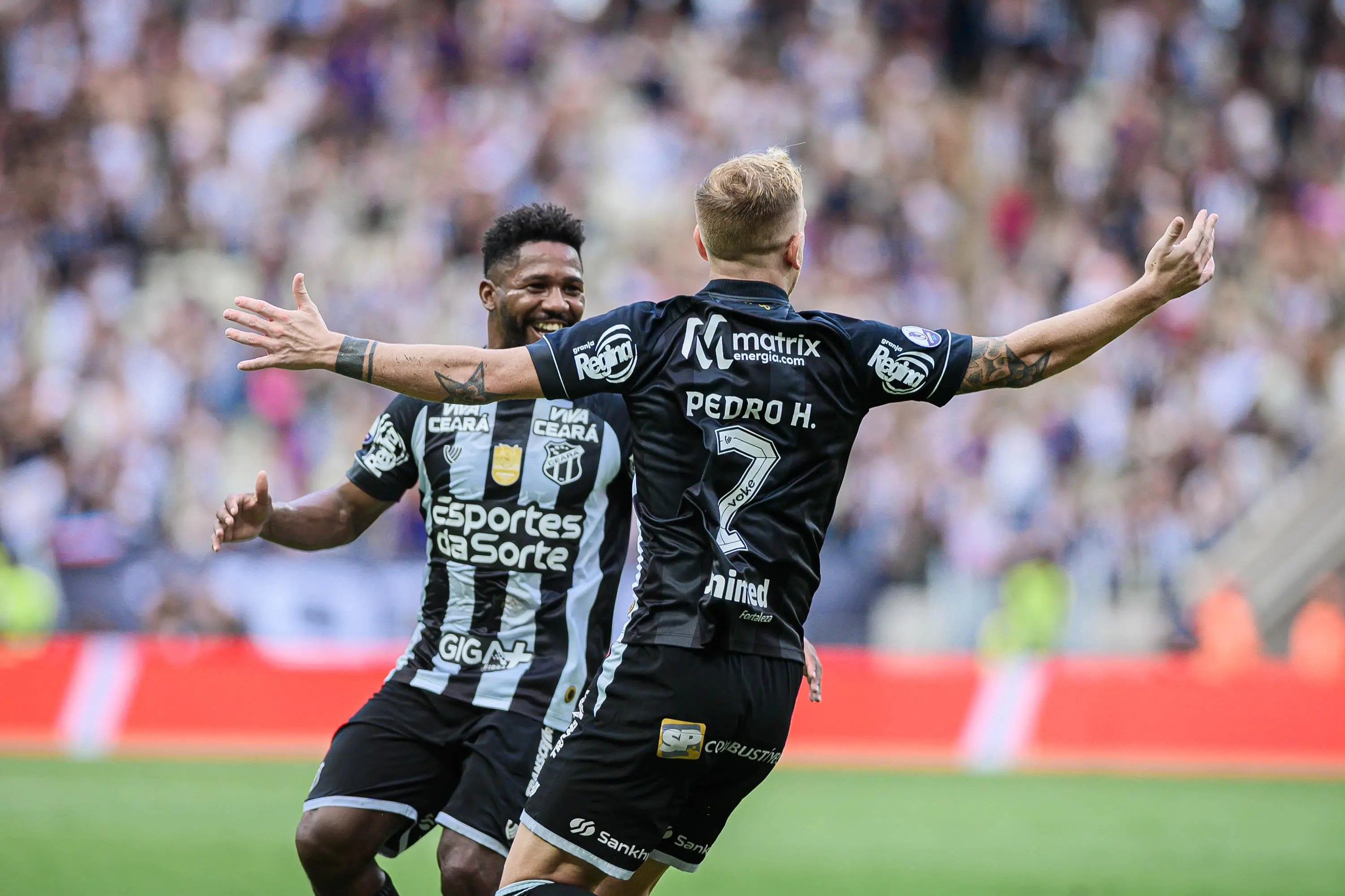 Jogadores do Ceará comemoram gol marcado
