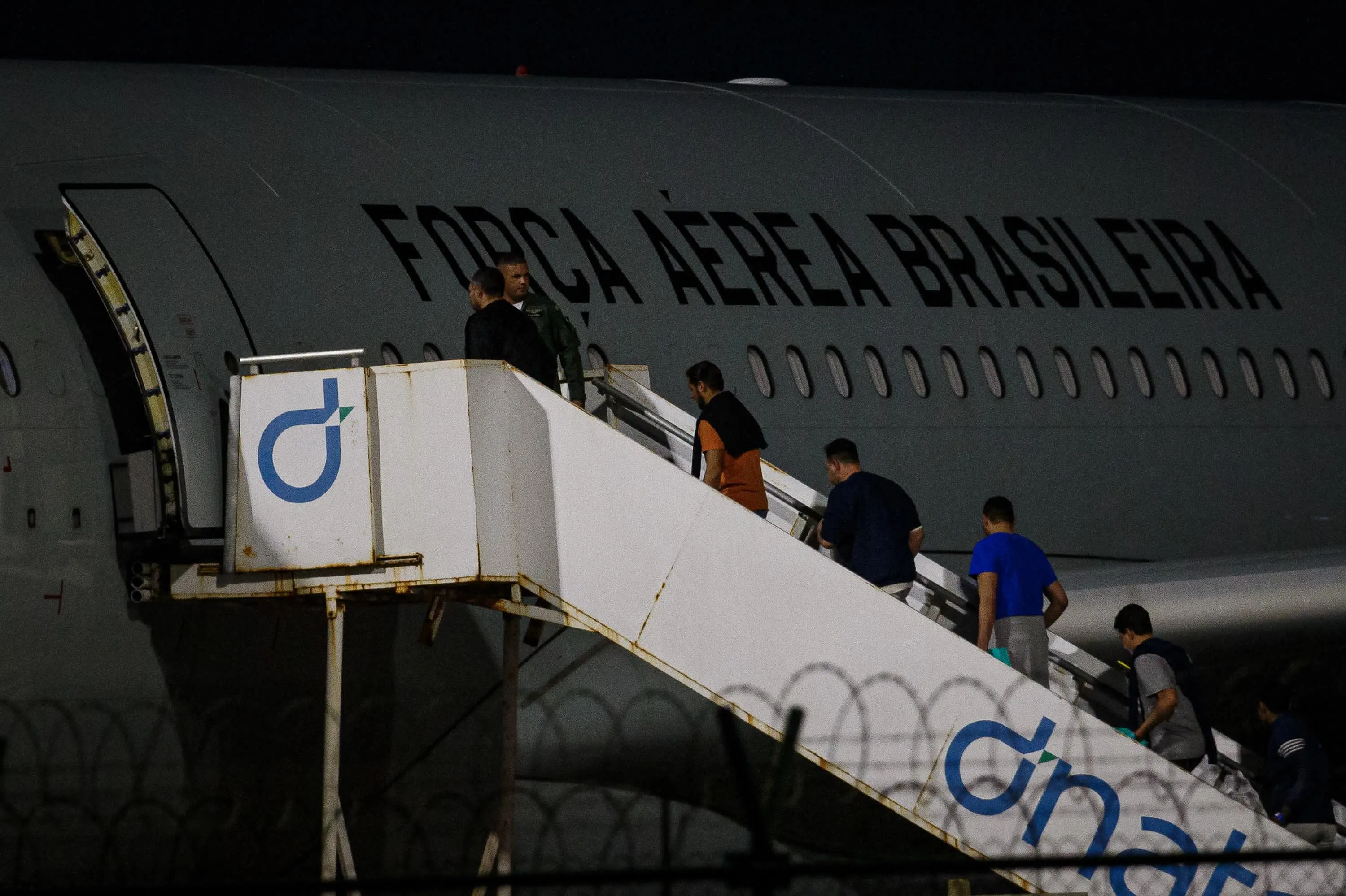 Repatriados embarcando em avião da FAB