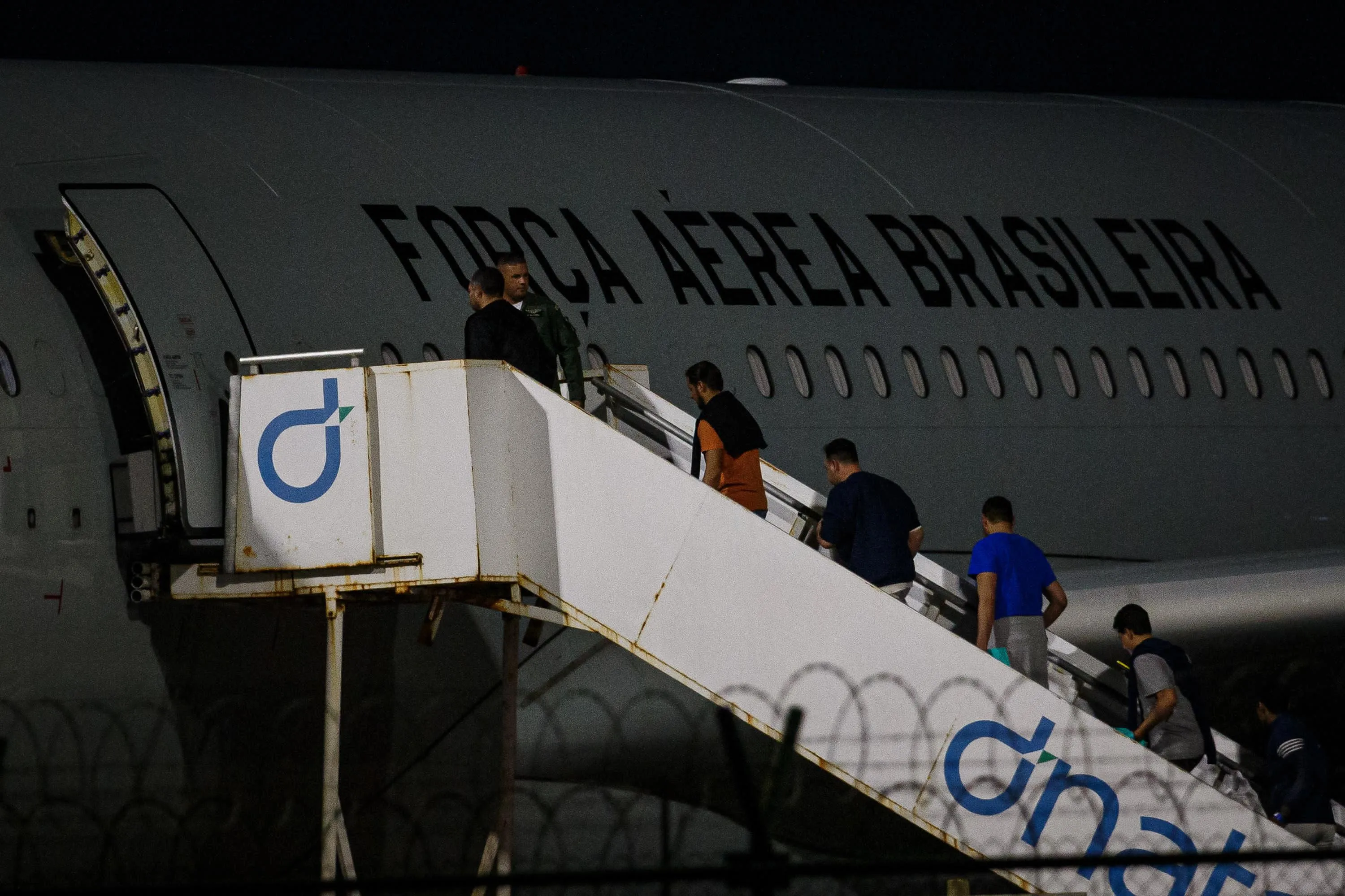 Depois que chegaram a Fortaleza, os repatriados embarcaram em um avião da Força Aérea Brasileira (FAB) rumo a Minas Gerais