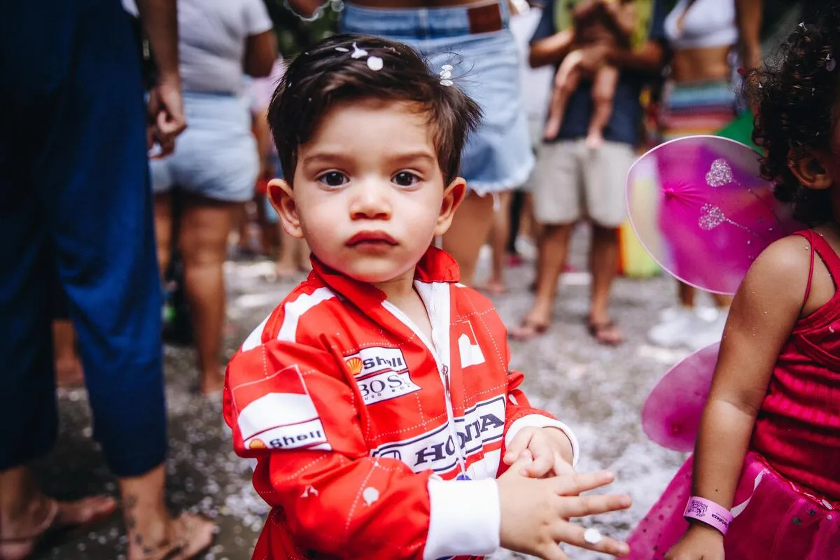 Guilherme, de um ano e cinco meses, se fantasiou de Ayrton Senna