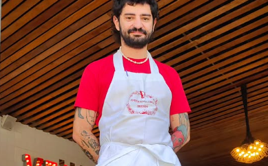 Paulo era um homem branco, magro, com diversas tatuagens pelo corpo. O cabelo é preto cacheado e a barba é espessa. Na foto, ele está de camiseta vermelha e avental branco