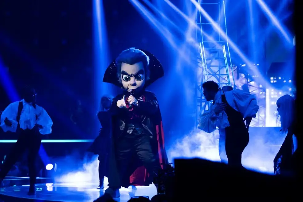 Foto de Vlad, de Vamp, se apresentando no The Masked Singer Brasil