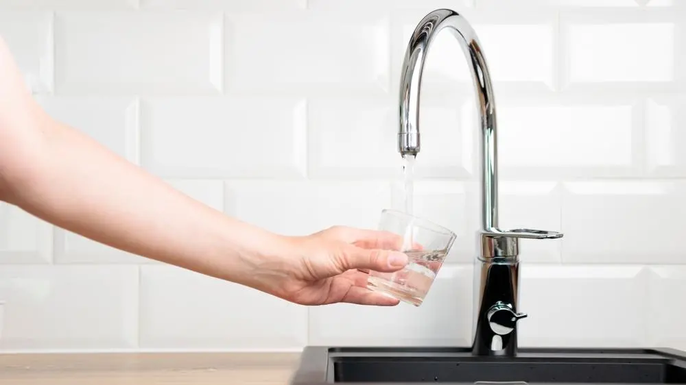 Torneira saindo água. Cagece interrompe abastecimento de água em Fortaleza, Maracanaú e Eusébio nesta quarta-feira (10)