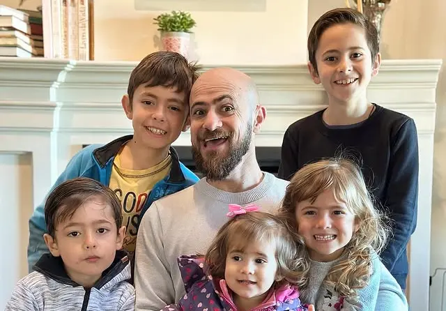 Influenciador Tibas Camargos ao lado dos filhos