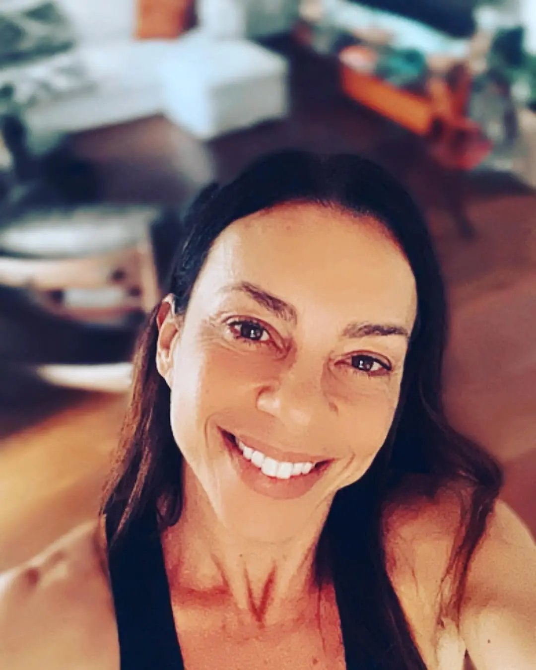 Carla Marins tem 56 anos e compartilha a vida nas redes sociais