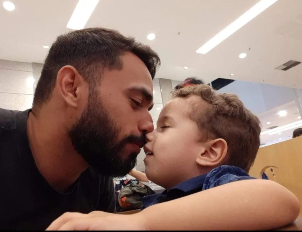 Vendo o filho cair frequentemente e sentindo dificuldade para fazer movimentos que outras crianças da idade dele fazem com o mínimo esforço, Alexandre notou que algo estava errado