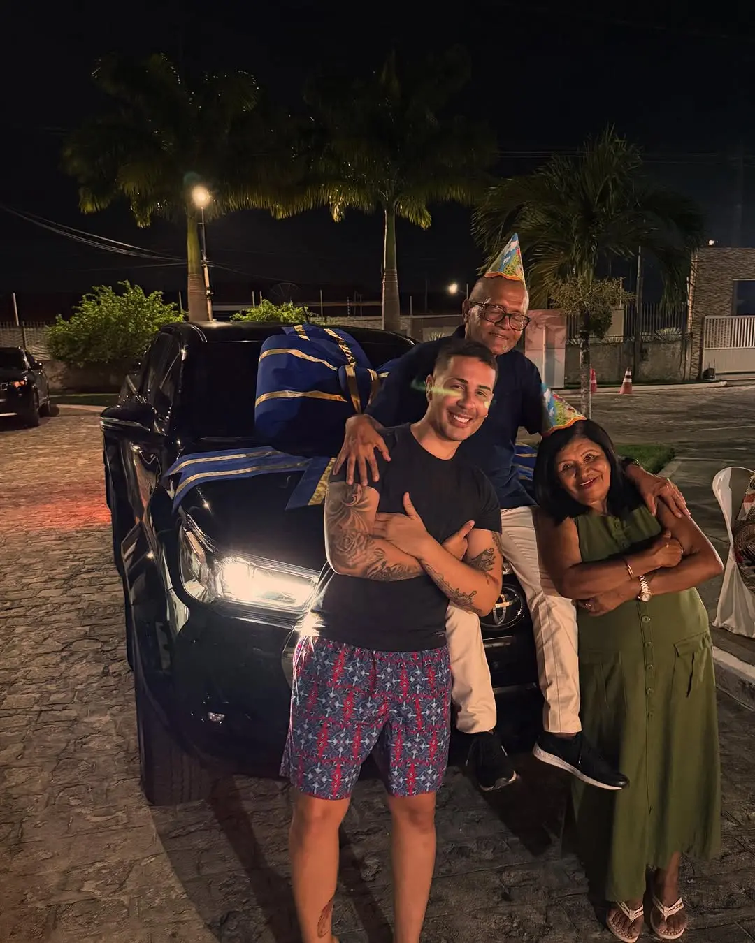 Carlinhos Maia deu um carro de aniversário para o pai
