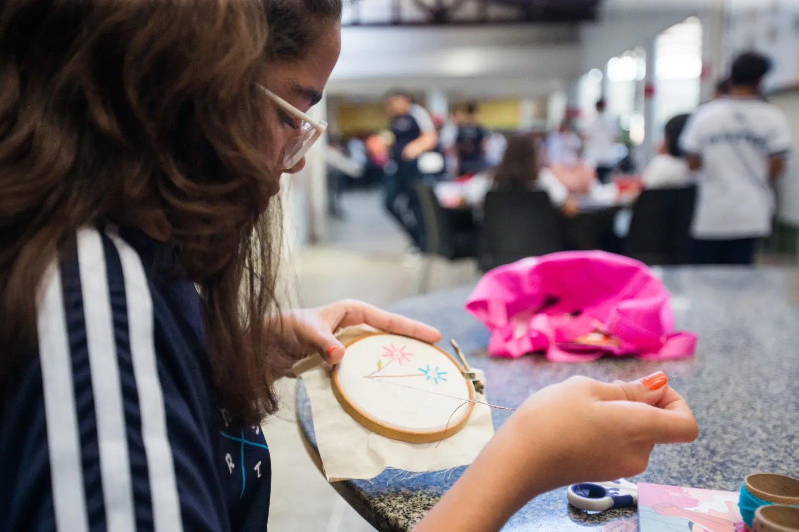 Estudantes recorrem às atividades práticas para passar o tempo durante o recreio