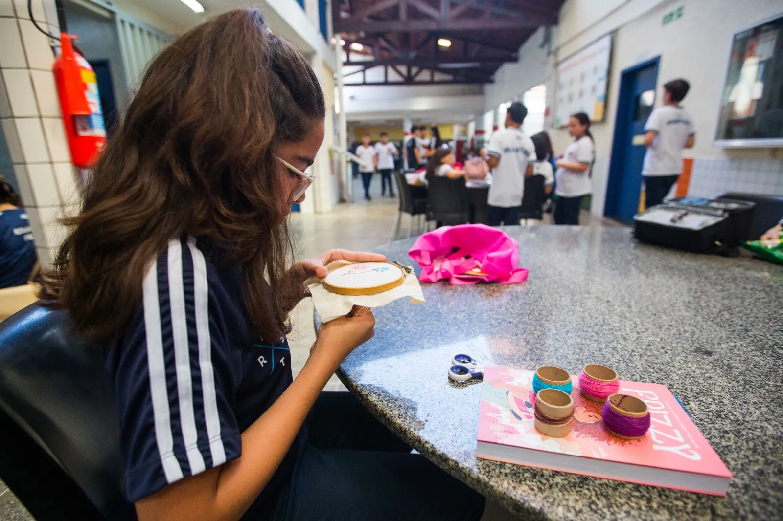 Stellinha, como é conhecida, sempre leva o kit de bordado para a escola