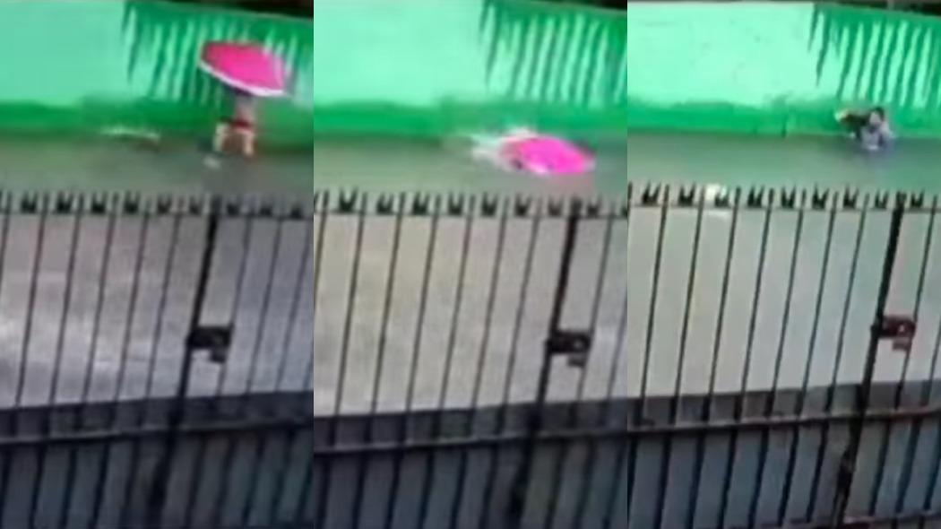 Montagem com três fotos mostram sequência de situações do acidente: primeiro a mulher caminhando, segurando um guarda-chuvas; depois da quela ela fica submersa e apenas o guarda-chuvas aparece sobre a água; por fim, ela conseguiu sair do buraco e está sentada no chão inundado