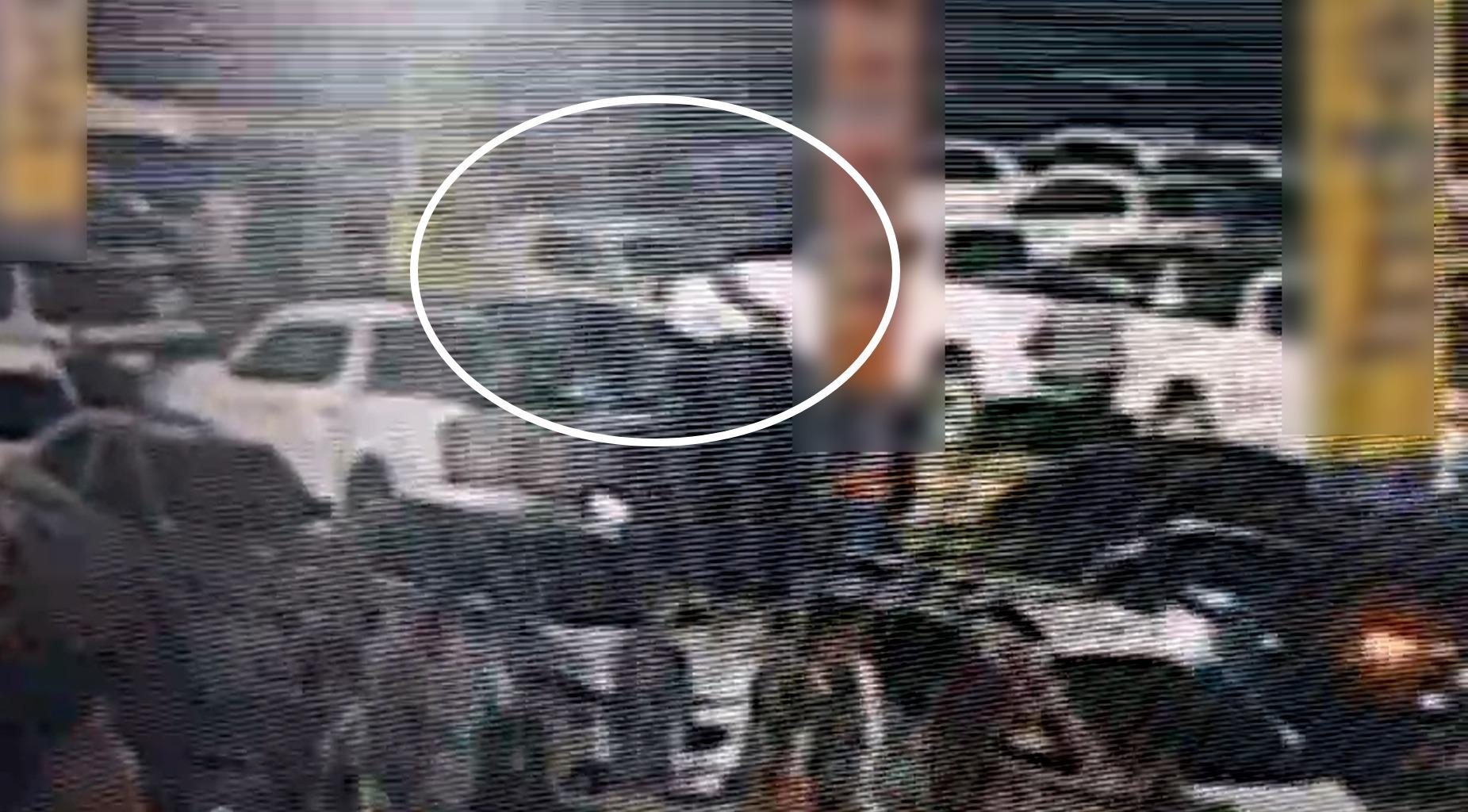 Homem percorreu estacionamento em capô de carro por alguns metros