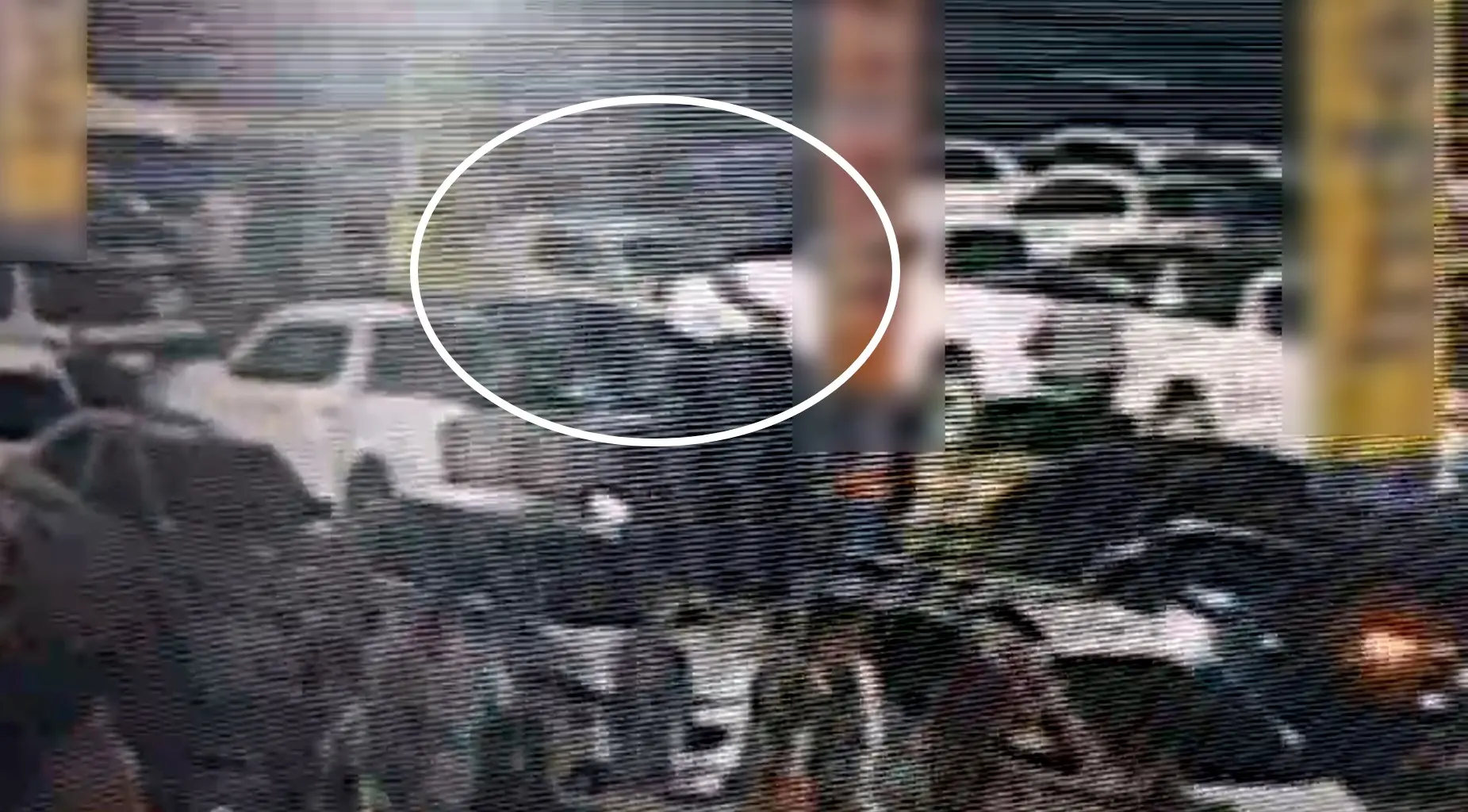 Homem percorreu estacionamento em capô de carro por alguns metros