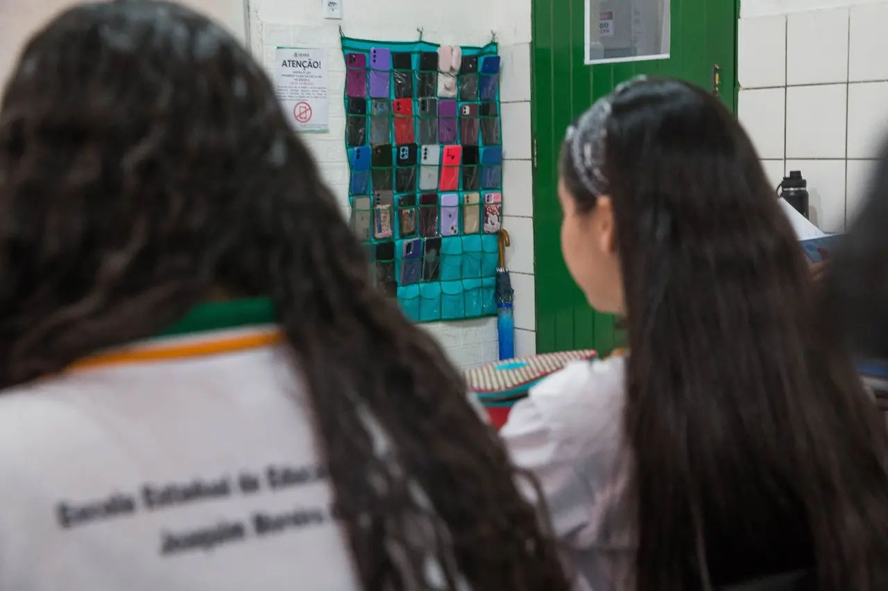 Celulares ficam num suporte transparente durante todo o dia