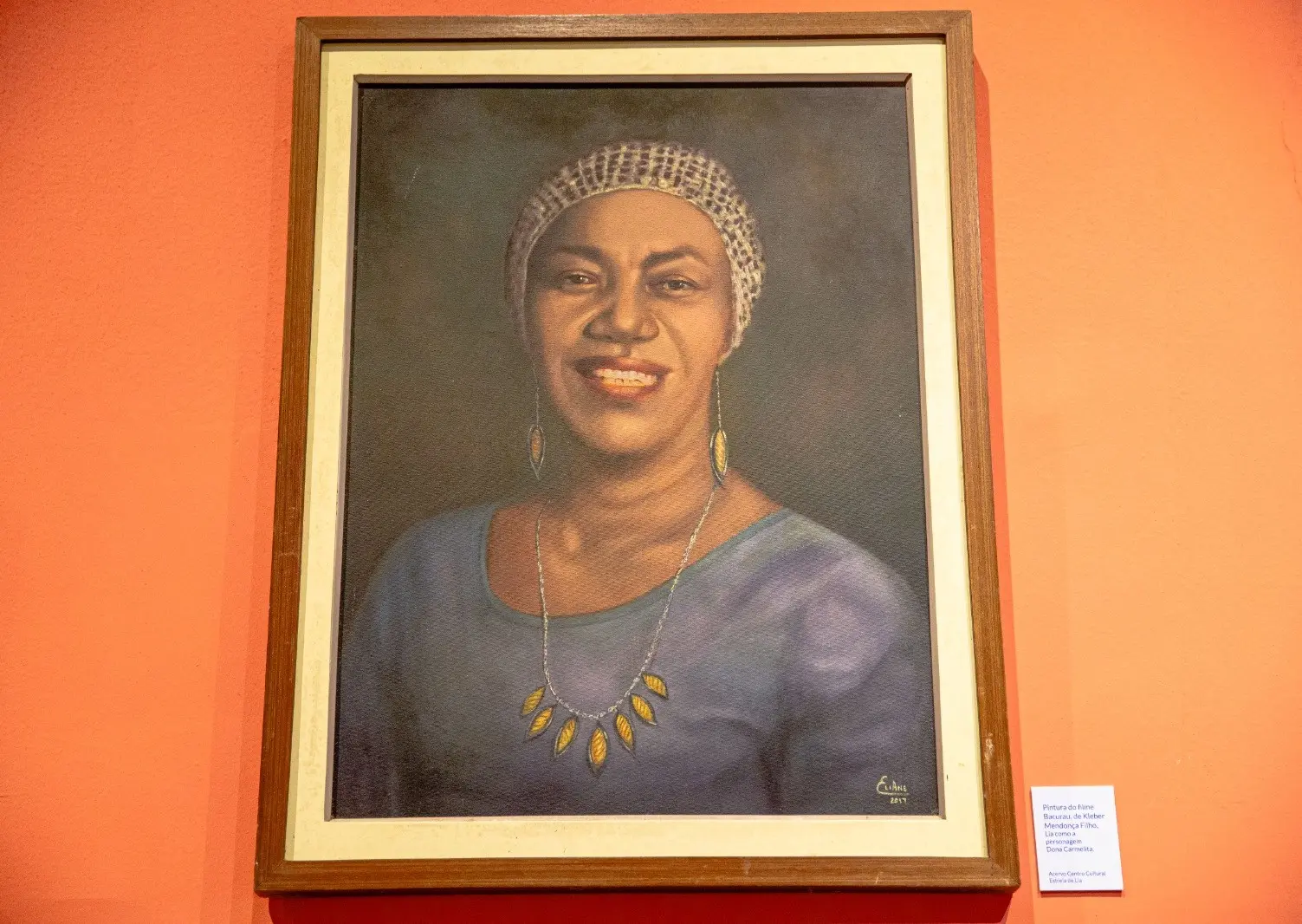 Pintura da personagem 'Dona Carmelita', vivida por Lia no filme 'Bacurau'