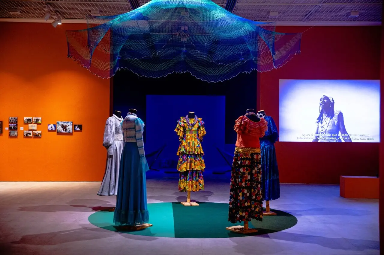 Diversos estilistas produziram figurinos especialmente para Lia; peças são marca registrada da cirandeira