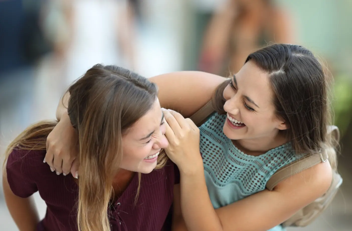 duas amigas se abraçam e sorriem