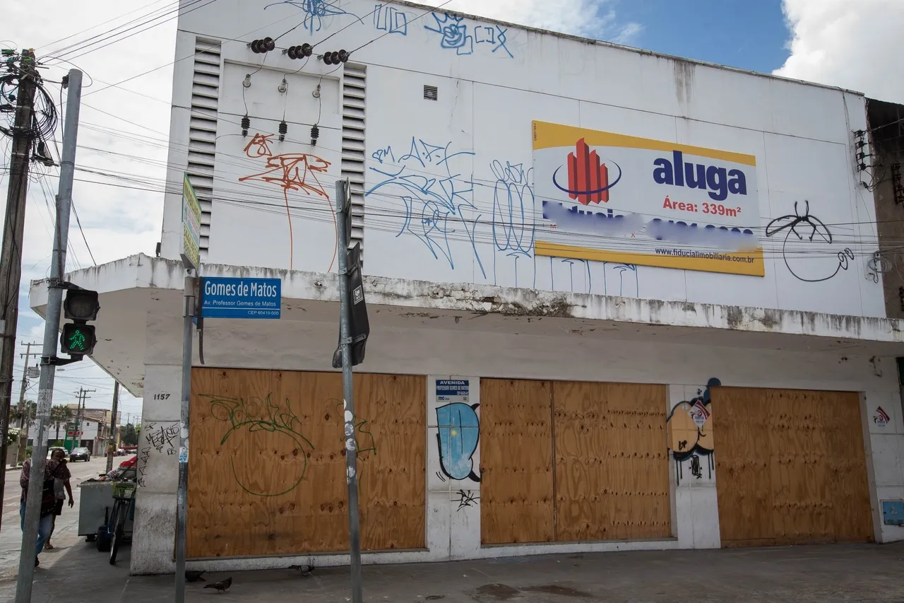 Grandes pontos comerciais fechados há bastante tempo chamam a atenção de quem trafega pelo local