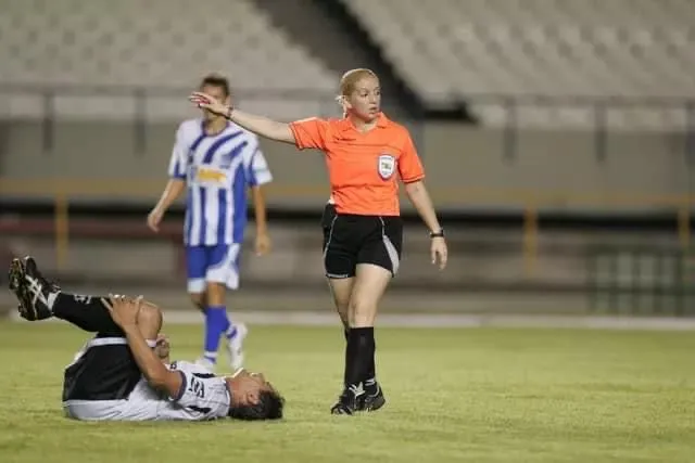 Eveliny atuando como árbitra em jogo do Campeonato Cearense