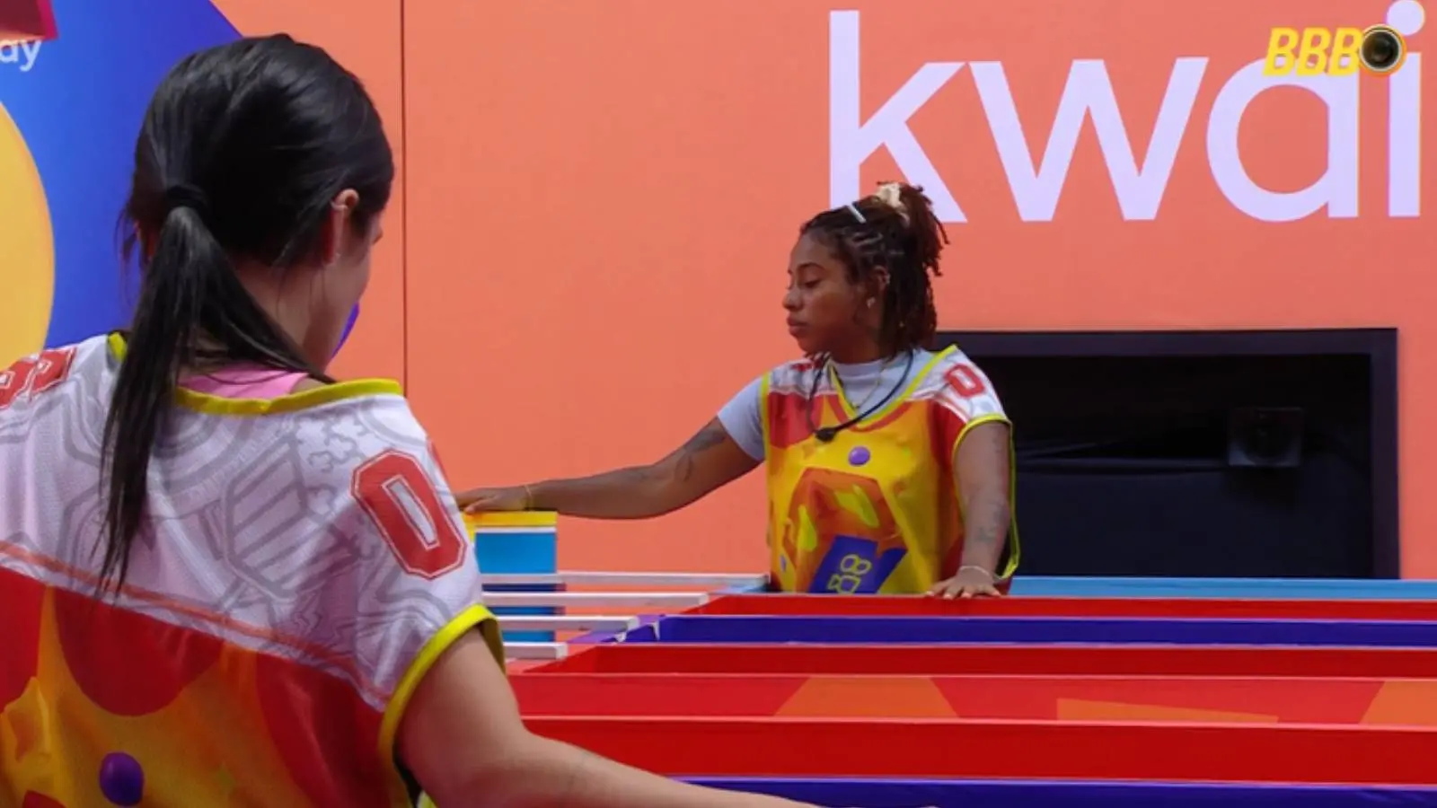 Imagem mostra Eva e Camila durante prova do líder bbb 25. Quem ganhou a prova do Líder no BBB 25? Veja detalhes da 5ª disputa do reality