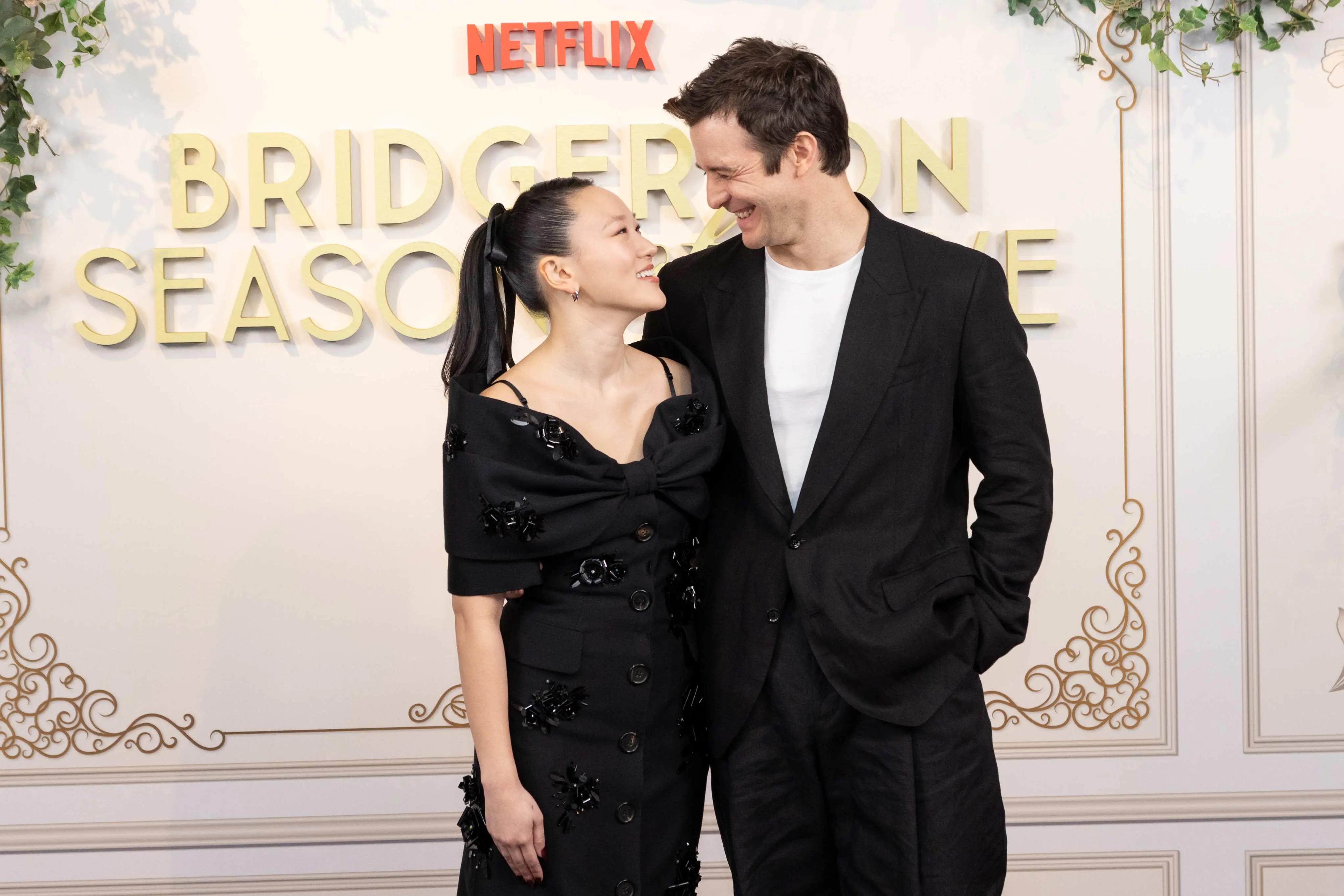 Foto de Luke Thompson (Benedict Bridgerton) e Yerin Ha (Sophie Baek), os protagonistas da nova temporada