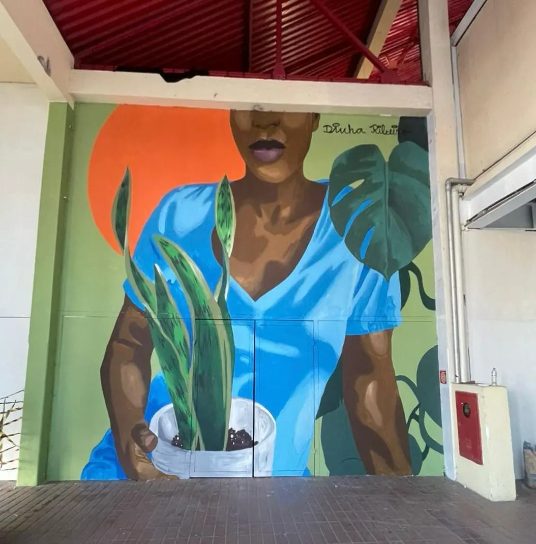 Durante a reforma, grafiteiros cearenses foram convidados a elaborar obras para o espaço. Na foto, intervenção de Dinha Ribeiro