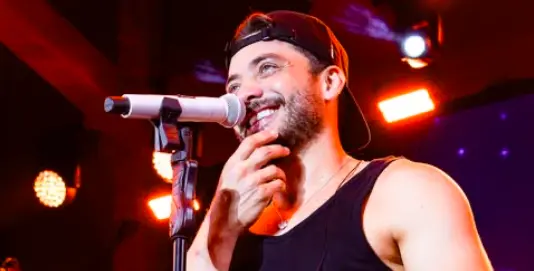 A equipe negou que o cantor tenha fechado qualquer filiação