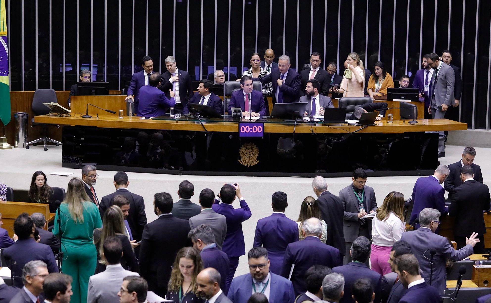 A PEC precisa do apoio de pelo menos 171 deputados para ser protocolada na Câmara
