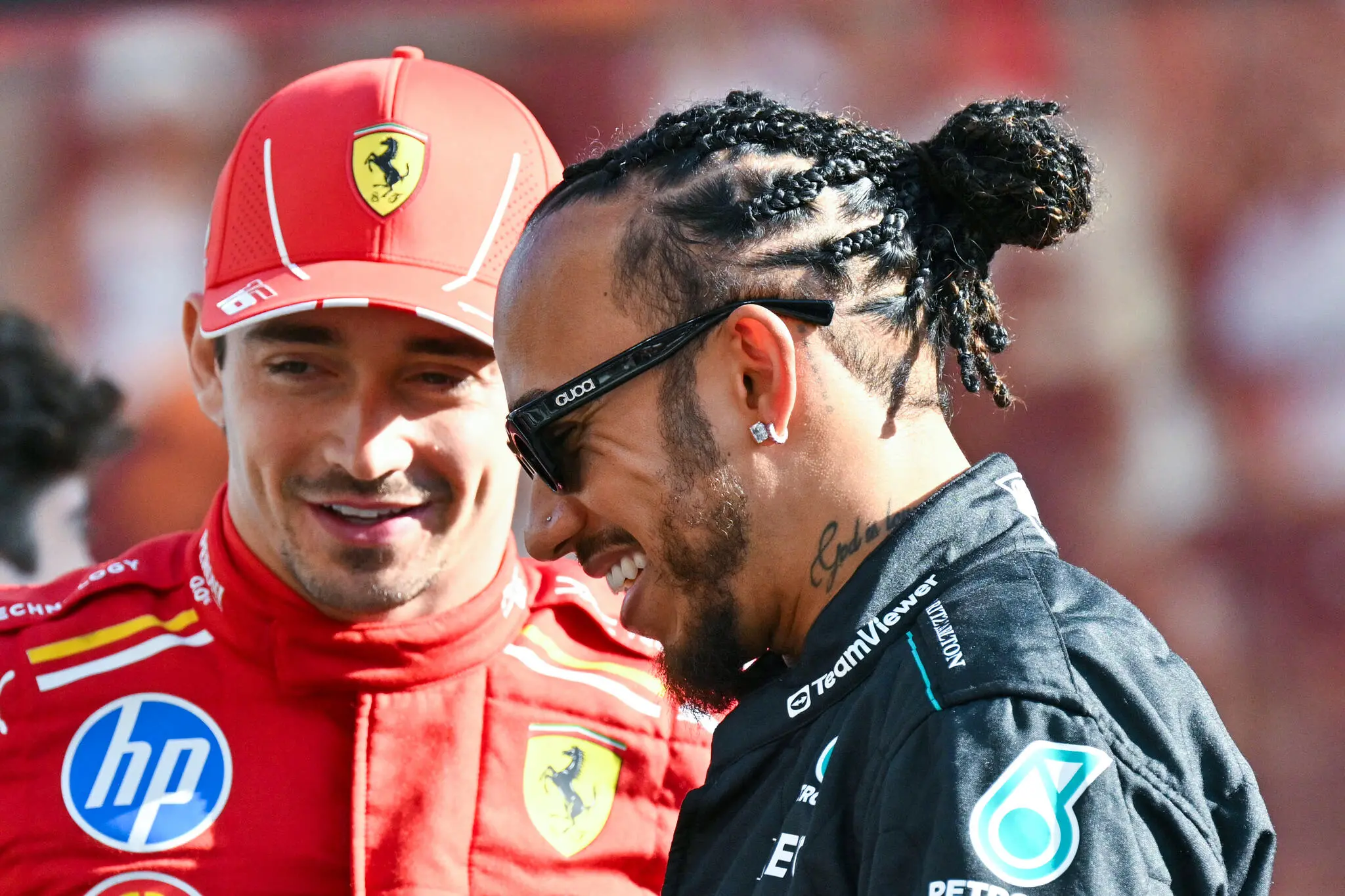 Foto de Lewis Hamilton e Charles Leclerc em corrida da Fórmula 1