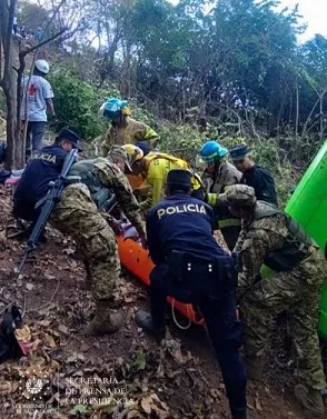 Bombeiros no local socorrendo os feridos.