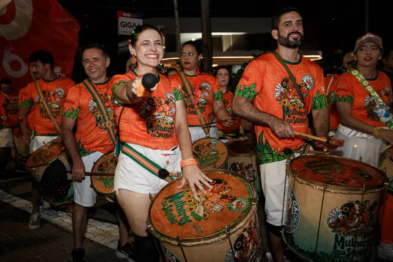 Unidos da Cachorra é uma das baterias de samba que animam a Praia de Iracema neste sábado (15)